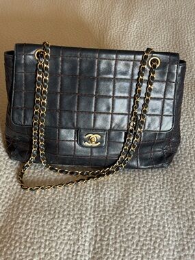 CHANEL Black Quilted Leather Shoulder Bag with Gold Chain